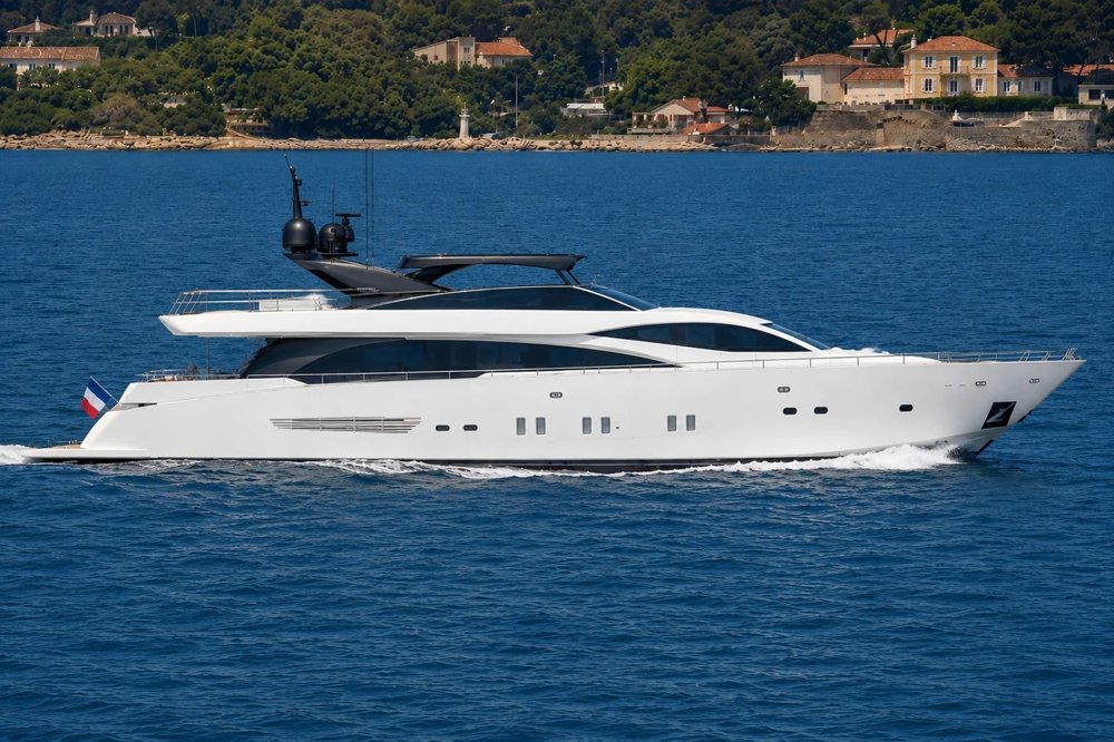 Couach 3300 Fly EIRA on the water in St Barth
